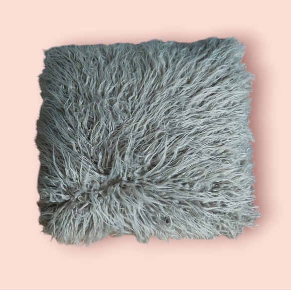 New Faux Fur Pillows Grey Faux Fur Pillows 19x19 Shaggy Throw Pillows Bouclair - Picture 4 of 10